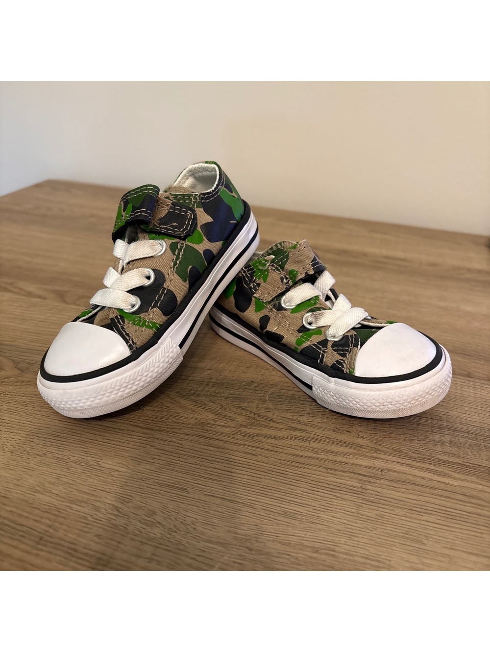 Converse All Star camo sneaker infant/toddler size 5 hook and loop